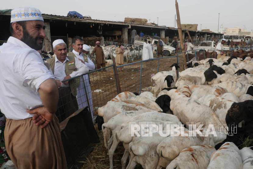 Suasana pasar kambing Kakiah di Makkah, Senin (5/9). (Republika/ Amin Madani)