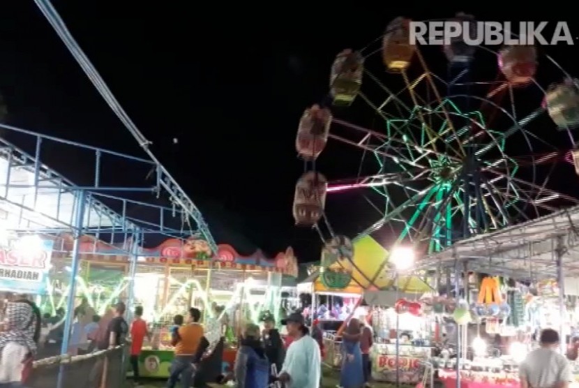 Suasana Pasar Malam di Lapangan Pondok Wonolelo, Desa Widodomartani, Kecamatan Ngemplak, Kabupaten Sleman, DI Yogyakarta. 