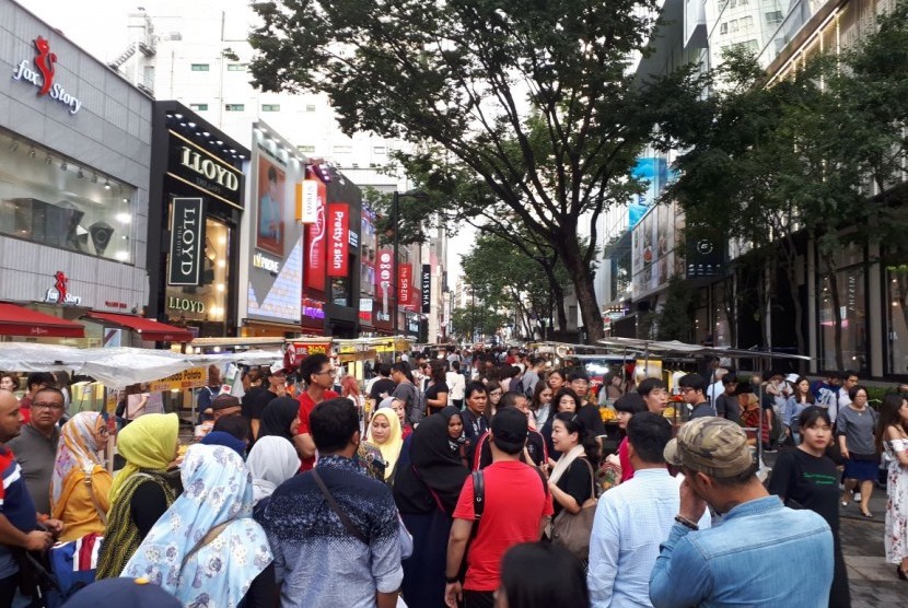 Suasana Pasar Nyeongdong, yang merupakan Blok M-nya Korsel.
