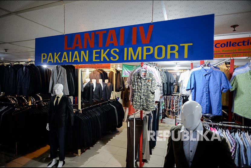 Suasana pasar pakaian eks import di Pasar Metro Atom, Pasar Baru, Jakarta, Kamis (12/3). Menurut sejumlah pedagang setelah mewabahnya virus covid-19 mempengaruhi terhadap penjualan pakaian impor.