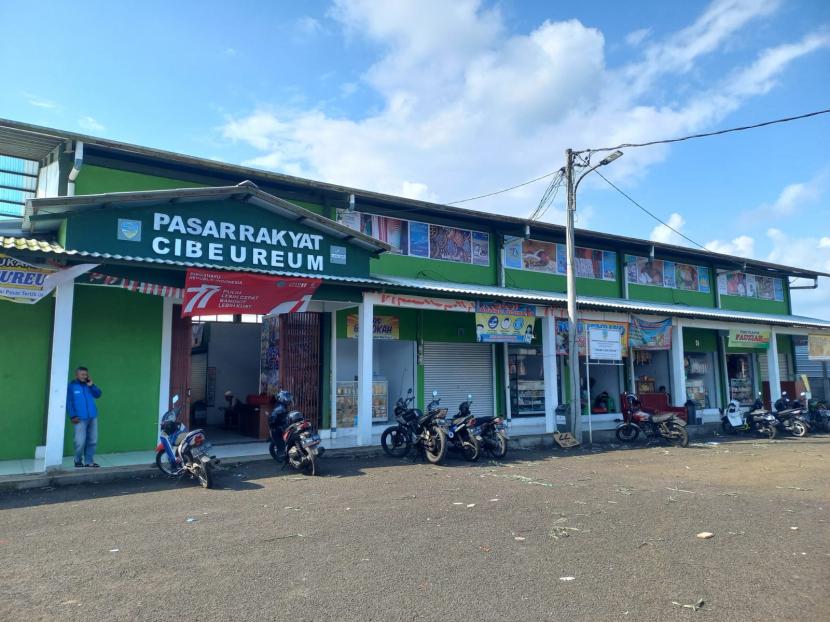 Suasana Pasar Rakyat Cibeureum di Kecamatan Cibeureum, Kota Tasikmalaya, Kamis (18/8/2022). Aktivitas di pasar yang sudah diresmikan pada Senin (15/8/2022) itu masih sepi.