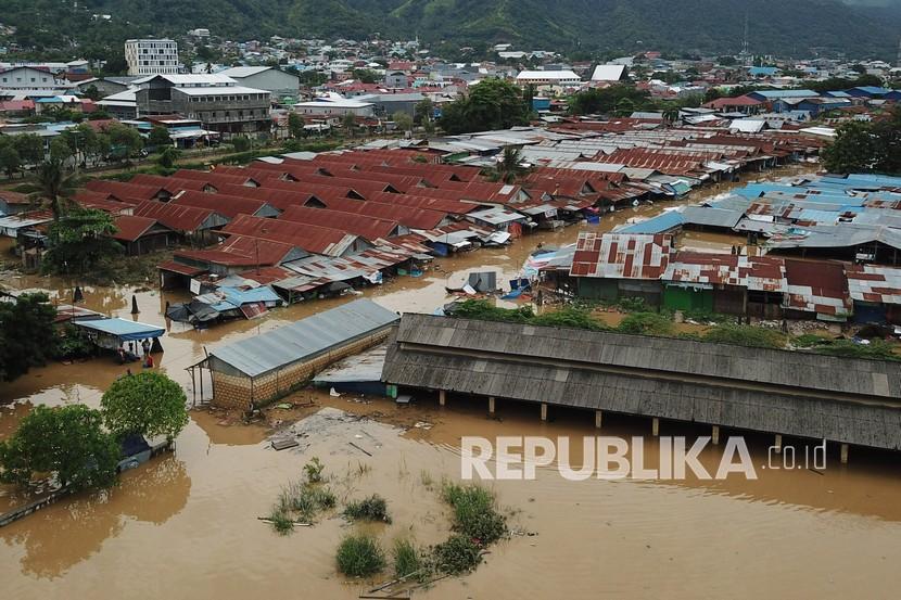 Suasana Pasar Youtefa yang terendam banjir di Abepura, Jayapura, Papua, Jumat (7/1/2022). Berdasarkan data BNPB hujan lebat dan tanah longsor di sejumlah wilayah Jayapura telah mengakibatkan enam orang meninggal dunia. 