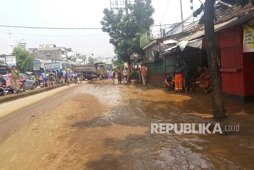 Suasana pasca banjir di kelurahan Cicaheum dan kelurahan Jatihandap Kecamatan Mandalajati, Bandung, Rabu (21/3).