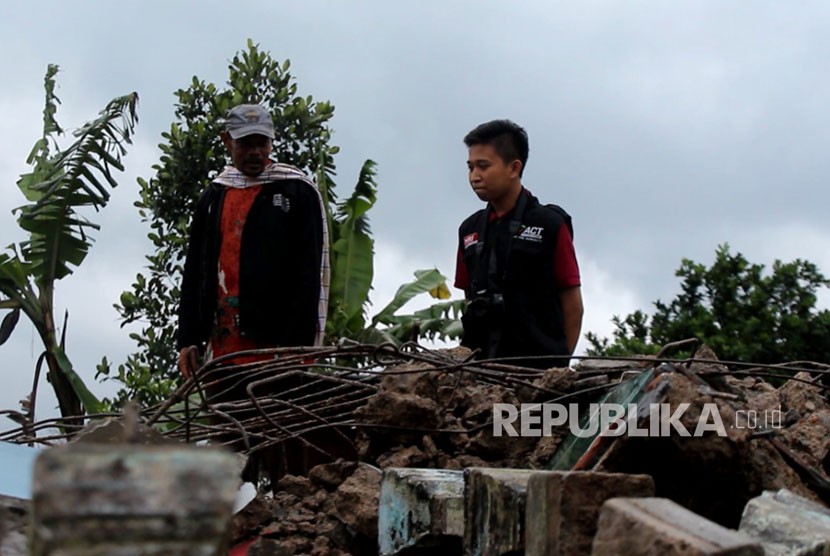 Suasana pasca-gempa bumi di Banjarnegara.