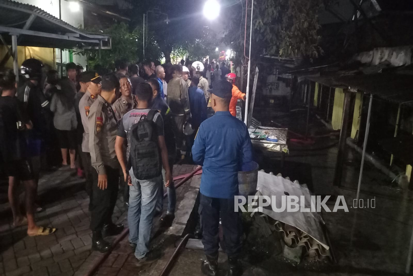 Suasana pasca insiden kebakaran yang melanda sebuah rumah di Jalan Pesangrahan Raya RW 02, Mlatibaru Semarang Timur, Kota Semarang, Jawa Tengah, Jumat (25/7/2025) dini hari. 