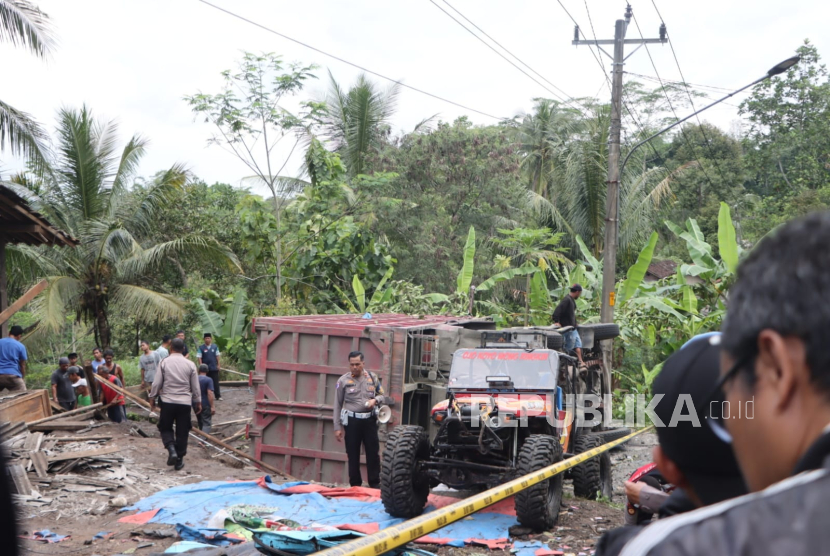Suasana pasca kecelakaan lalu lintas antara truk tronton bernopol B 9970 BYZ dan minibus berjenis kopada di Jalan Purworejo–Magelang, tepatnya di Desa Kalijambe, Kecamatan Bener, Kabupaten Purworejo, Jawa Tengah, Rabu (7/5/2025). Insiden itu menyebabkan 11 orang tewas.