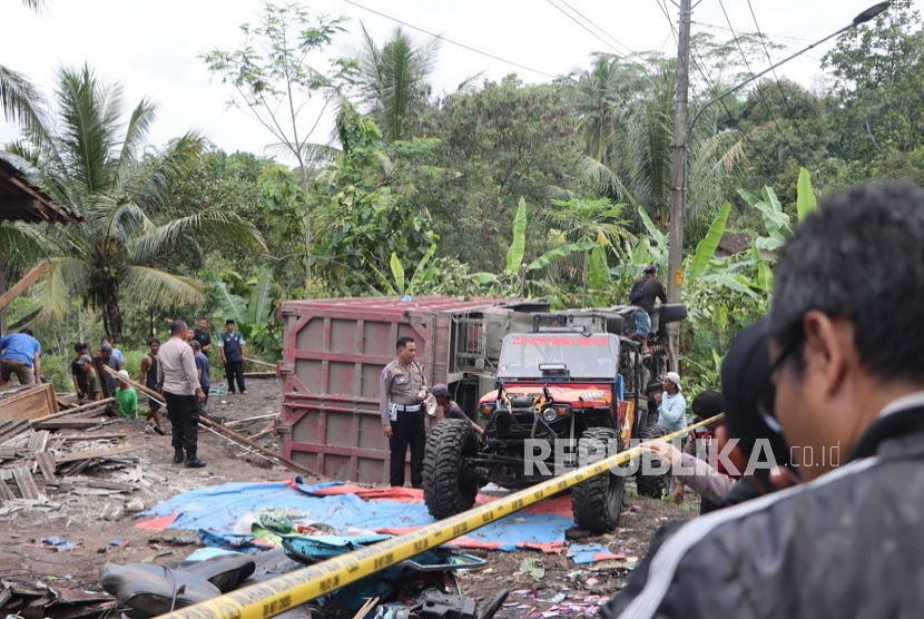 Suasana pasca kecelakaan lalu lintas antara truk tronton bernopol B 9970 BYZ dan minibus berjenis kopada di Jalan Purworejo–Magelang, tepatnya di Desa Kalijambe, Kecamatan Bener, Kabupaten Purworejo, Jawa Tengah, Rabu (7/5/2025). Insiden itu menyebabkan 11 orang tewas. 