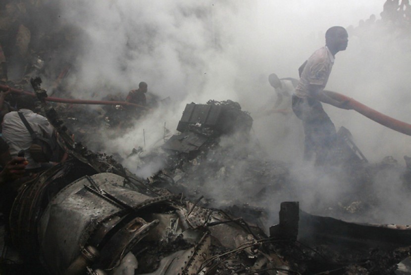 Suasana pasca kecelakaan pesawat di Lagos, Nigeria, Ahad (3/6) waktu setempat. 