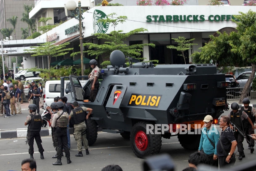   Suasana pasca ledakan bom di kawasan Sarinah, Jakarta, Kamis (14/1). 
