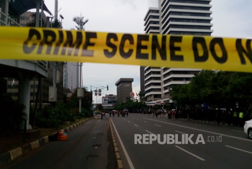 Suasana pasca-ledakan bom di kawasan Sarinah, Jakarta, Kamis (14/1).  (Republika/Yogi Ardhi)