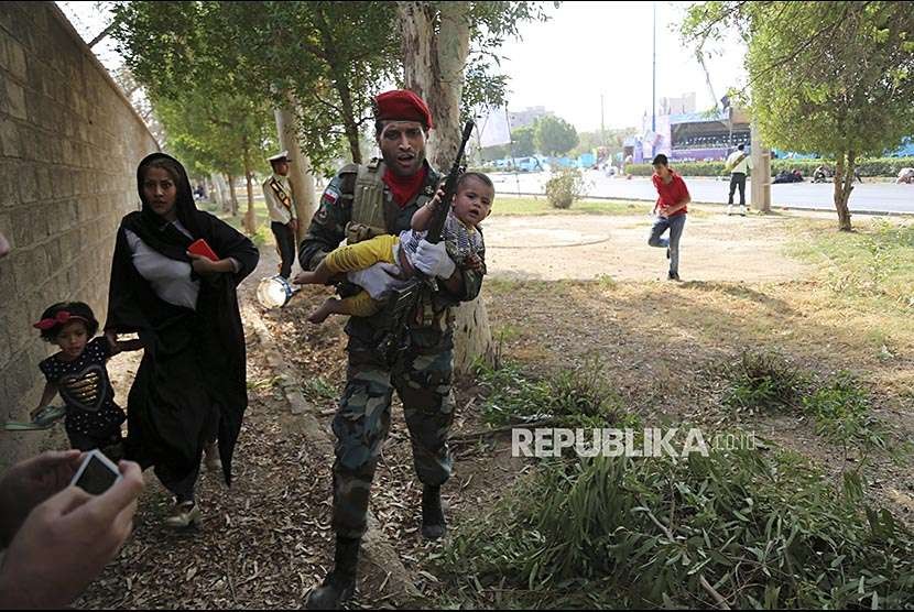 Suasana pasca penyerangan bersenjata terhadap massa sipil dan militer pada acara parade militer peringatan Perang Iran-Irak di Ahvaz, Iran, Sabtu (22/9). Teheran menyebut perpanjangan embargo senjata tidak sah. Ilustrasi.