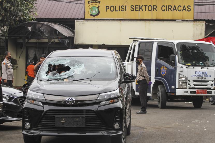 Suasana pasca penyerangan di Polsek Ciracas, Jakarta, Sabtu, (29/8/2020). Polsek Ciracas dikabarkan diserang oleh sejumlah orang tak dikenal pada Sabtu (29/8) dini hari.