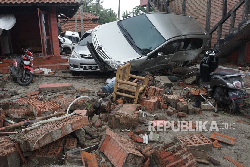 Suasana pasca tsunami di kawasan Banten, Ahad (23/12/2018). 