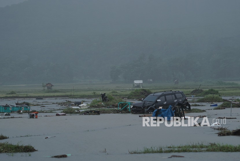 Suasana pasca tsunami di kawasan Banten, Ahad  (23/12). 