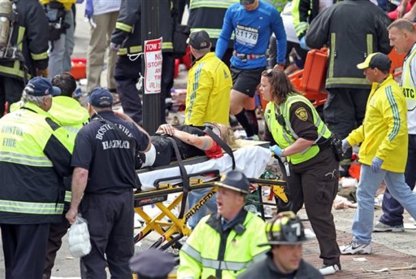 Suasana pascaledakan bom di Boston, Selasa (16/4) pagi WIB.