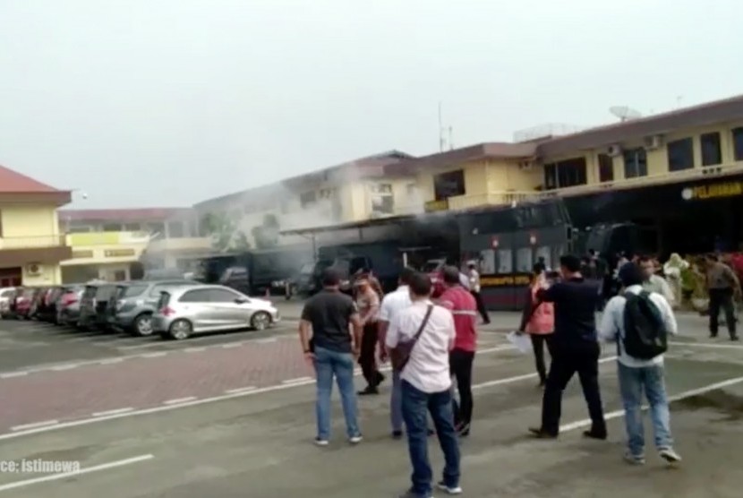 Suasana pascaledakan diduga bom di Polrestabes Medan, Sumatra Utara