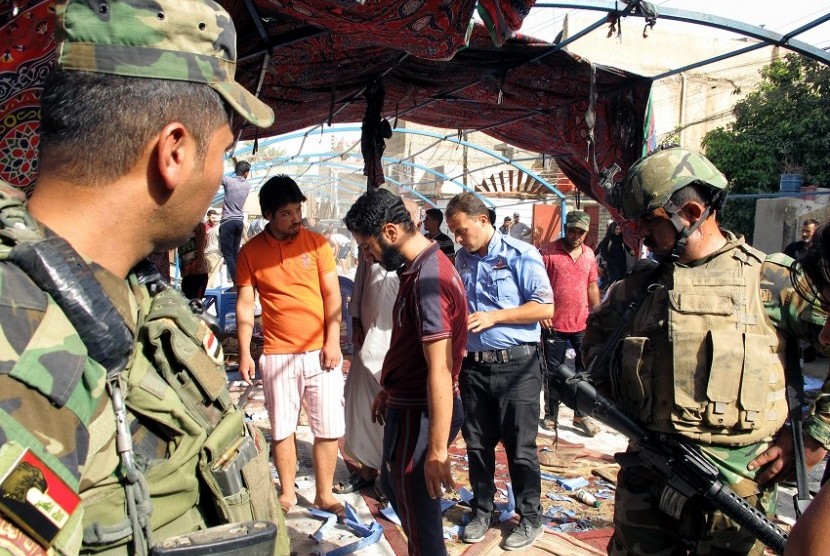 Suasana pascaledakan yang mengguncang Baghdad, Irak, Ahad (16/10).