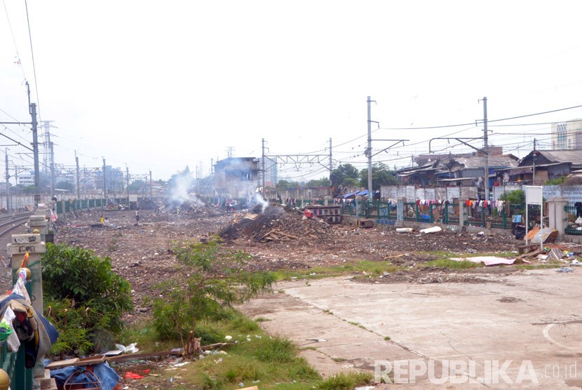 Suasana pascapenggusuran yang terjadi di kawasan Bongkaran, Tanah Abang, Jakarta, Jumat (15/4). (foto : MgROL_45)