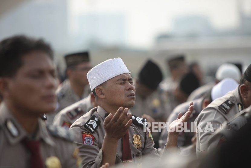 Suasana Pasukan GabunganTNI-Polri saat mengikuti acara istighosah dan doa keselamatan bangsa bersama masyarakat dan anak yatim di kawasan silang Monas, Jakarta, Jumat (18/11).