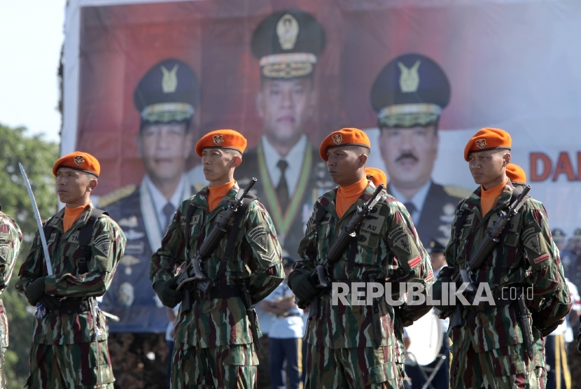 Suasana Pasukan pada acara serah terima jabatan pejabat baru Kepala Staf TNI AU Marsekal Hadi Tjahjanto dan Masekal TNI Agus Supriatna di Lanud Halim Perdanakusuma, Jakarta, Jumat (20/1). 