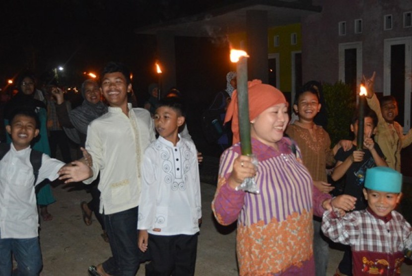 suasana pawai obor malam tahun baru 1435 hijriyah di desa parung kabupaten bogor jawa barat