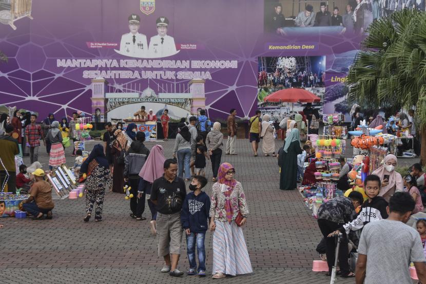 Suasana pedagang dan warga yang bermain di Alun-alun Ciamis, Kabupaten Ciamis, Jawa Barat, Selasa (10/5/2022). Pemerintah kembali memperpanjang Pemberlakuan Pembatasan Kegiatan Masyarakat (PPKM) Jawa Bali hingga 23 Mei 2022 mendatang.