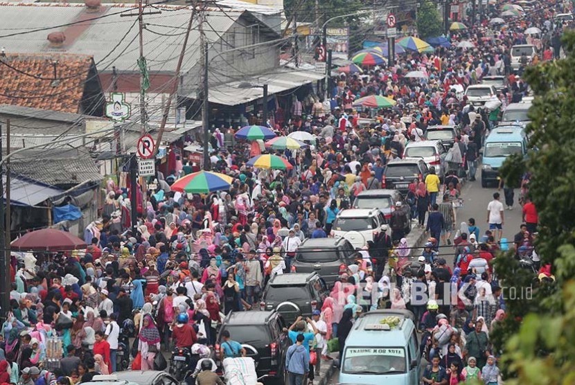 Suasana pedagang kaki lima (PKL) berjualan di sepanjang trotoar di kawasan Tanah Abang, Jakarta 