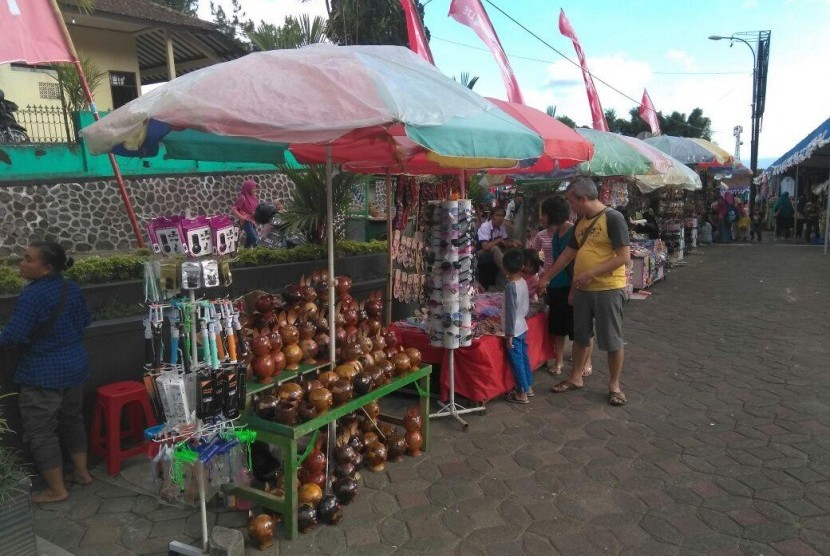 Suasana pedagang kaki lima yang menjajakan dagangannya di sekitaran Lokawisata Baturraden di Kecamatan Baturraden, Kabupaten Banyumas, Jawa Tengah, Rabu (23/12).