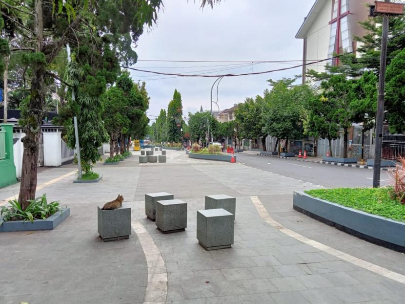 Jalur pedestrian di ruas Jalan Ir H Juanda (Dago), Kota Sukabumi, Jawa Barat.