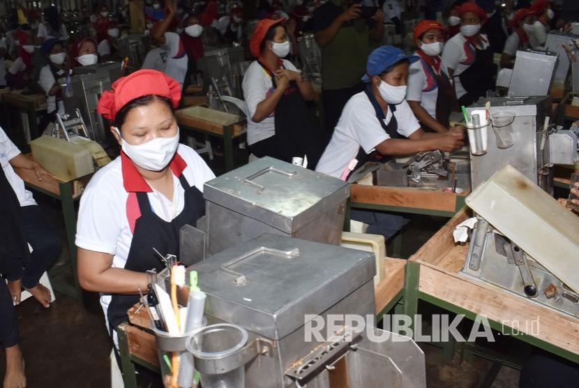 Suasana pekerja di ruang produksi pabrik rokok PT Digjaya Mulia Abadi (DMA) mitra PT HM Sampoerna, Kabupaten Madiun, Jawa Timur. (Ilustrasi)