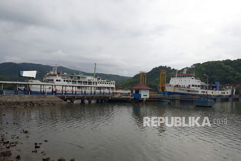 Suasana Pelabuhan Lembar, Kabupaten Lombok Barat, Nusa Tenggara Barat (NTB) pada Rabu (29/11) sore terpantau lengang. 