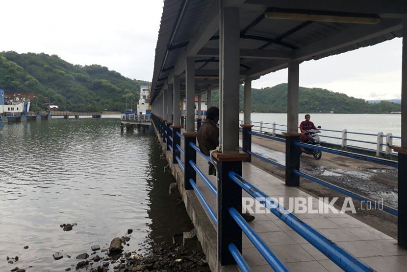 Suasana Pelabuhan Lembar, Kabupaten Lombok Barat, Nusa Tenggara Barat (NTB) pada Rabu (29/11) sore terpantau lengang. 