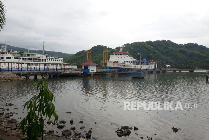 Suasana Pelabuhan Lembar, Kabupaten Lombok Barat, Nusa Tenggara Barat (NTB) pada Rabu (29/11) sore terpantau lengang. 