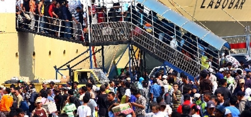 Suasana Pelabuhan Tanjung Priok, Jakarta.