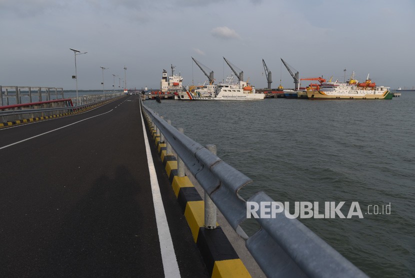 Suasana pelabuhan yang berada di kawasan industri terpadu Java Integrated Industrial and Ports Estate (JIIPE), Gresik, Jawa Timur, Kamis (8/3).(Antara/Zabur Karuru)