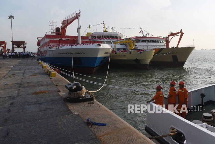 Suasana pelabuhan yang berada di kawasan industri terpadu Java Integrated Industrial and Ports Estate (JIIPE), Gresik, Jawa Timur, Kamis (8/3).