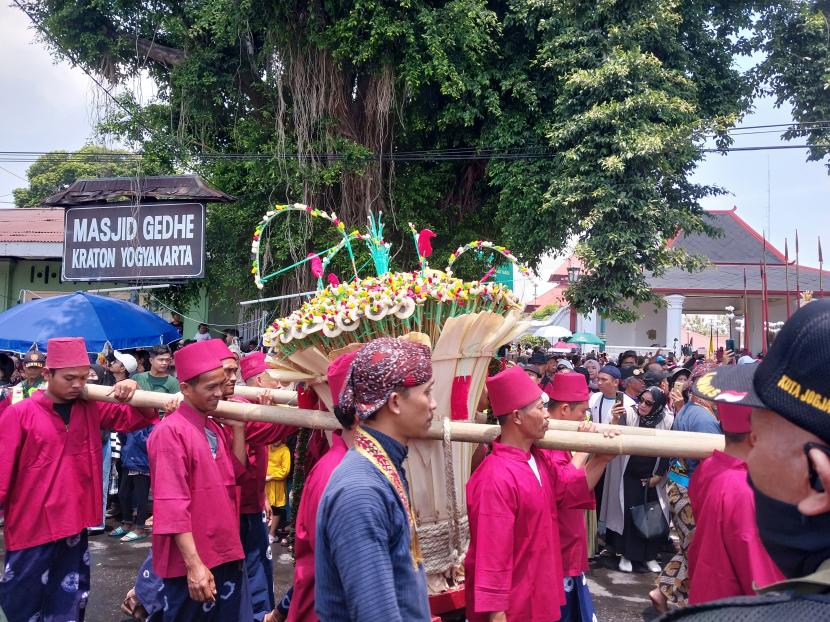 Suasana pelaksanaan Grebeg Maulud Keraton Yogyakarta di kawasan Masjid Gedhe Kauman, Kamis (28/9/2023).