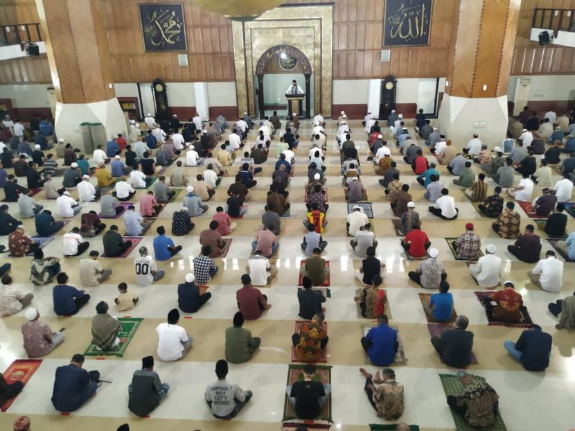 Suasana pelaksanaan ibadah shalat jumat di Masjid Agung Tasikmalaya, Jumat (5/6).