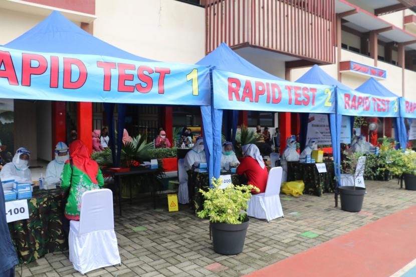 Suasana pelaksanaan rapid test di Kelurahan Susukan, Jakarta Timur.