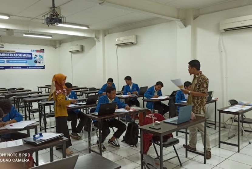 Suasana pelaksanaan sertifikasi kompetensi network administrator muda di TUK LSP BSI Kampus Margonda, Kota Depok.