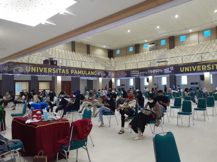Suasana pelaksanaan vaksinasi Covid-19 untuk masyarakat umum di Universitas Pamulang, Tangerang Selatan (Tangsel), Selasa (29/6). 