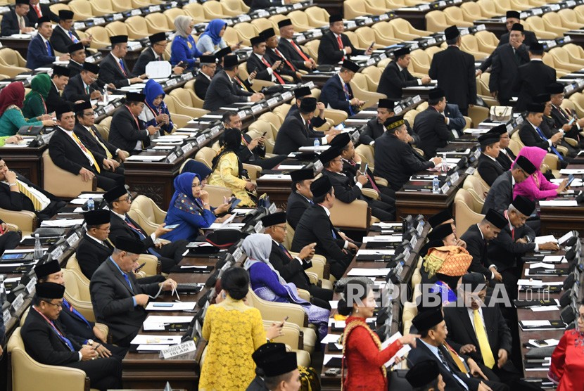 Suasana pelantikan anggota Dewan Perwakilan Rakyat (DPR) periode 2019-2024 di Ruang Rapat Paripurna, Kompleks Parlemen, Senayan, Jakarta, Selasa (1/10/2019).