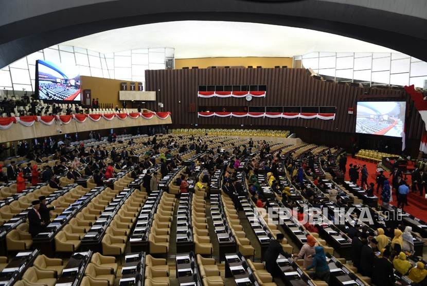 Suasana pelantikan anggota Dewan Perwakilan Rakyat (DPR) periode 2019-2024 di Ruang Rapat Paripurna, Kompleks Parlemen, Senayan, Jakarta, Selasa (1/10/2019). 