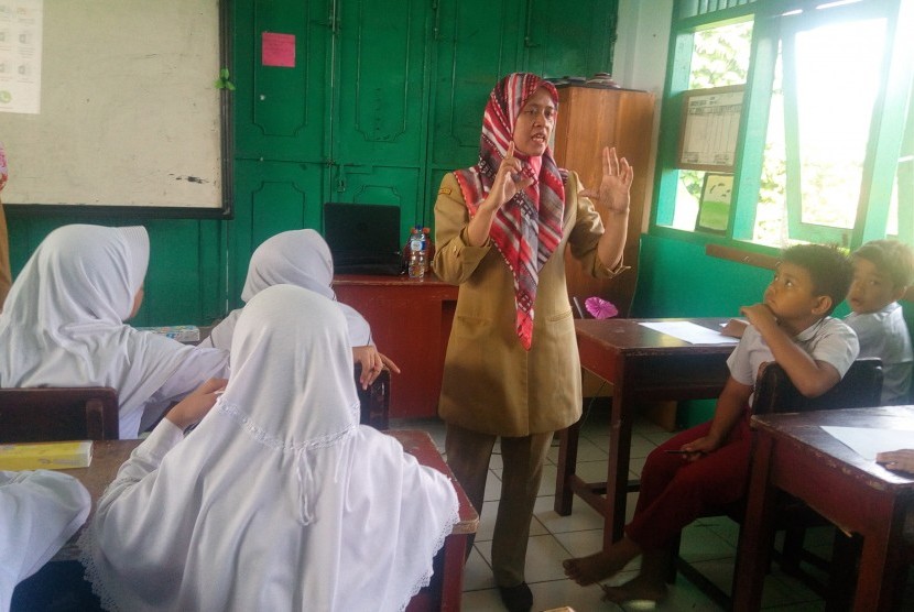 Suasana pelatihan dokter cilik yang digelar SDT Bina Ilmu Parung, Bogor, Selasa (23/5). 