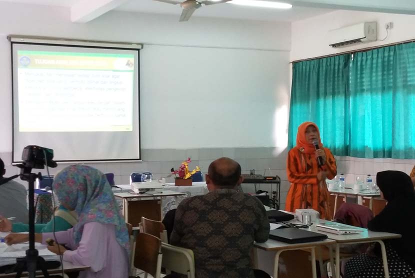 Suasana pelatihan Evaluasi Hasil Belajar yang diikuti guru-guru SMP Bina Insani di Bogor, Jawa Barat, Sabtu (24/10).