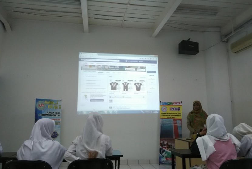 Suasana pelatihan internet marketing untuk pelajar SMA/SMK yang diadakan oleh AMIK BSI Purwokerto di Purwokerto, awal Maret 2016.