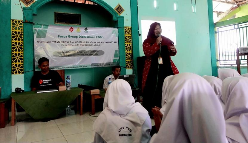  Suasana pelatihan literasi digital, yang dilaksanakan Universitas Islam Negeri (UIN) Walisongo dan Telkomsel di MTs Pesantren Sabilil Muttaqien (PSM) Randublatung, Kabupaten Blora, Jawa Tengah, Selasa (28/2).