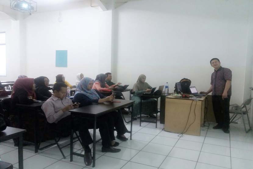 Suasana pelatihan LMS dengan Schoology di Kampus BSI Ciledug, Tangerang, Banten, Kamis (7/4).