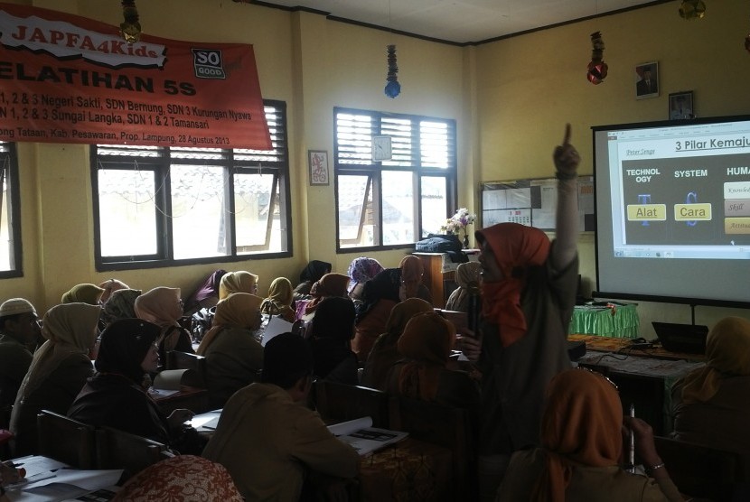 Suasana pelatihan manajemen 5S untuk guru di Pesawaran, Lampung