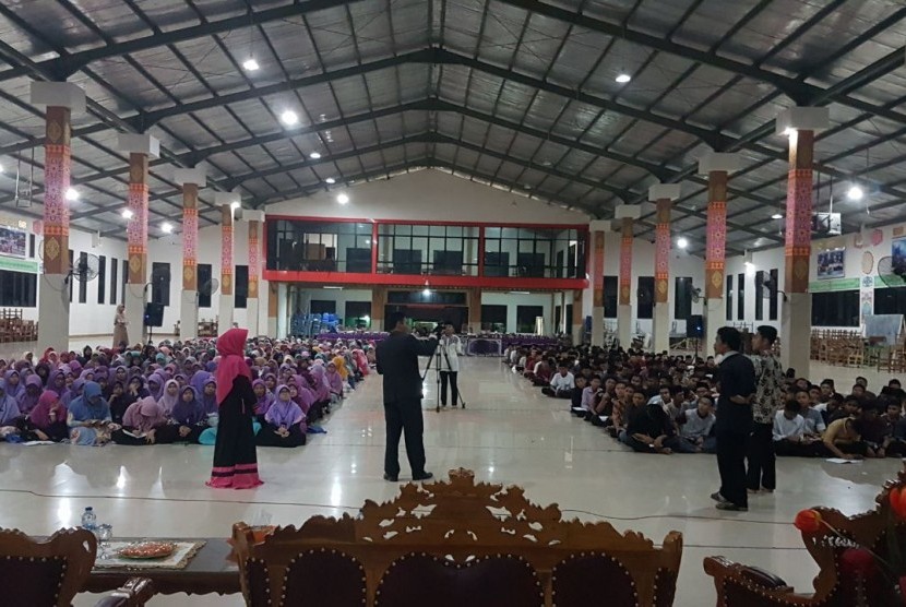 Suasana pelatihan menulis dan jurnalistik di Ponpes Latansa Lebak, Banten, Sabtu (16/9).